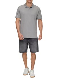 QS MID RISE - Short en jean - anthrazit