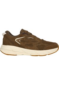 Chaussure de sport en daim marron avec un accent blanc et une semelle texturée. Dispose d'une semelle intermédiaire rembourrée et de perforations sur la tige.