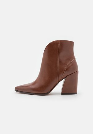 Enkellaarsjes met hoge hak - cognac