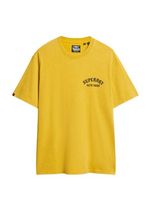 T-shirt di cotone giallo, vestibilità oversize, con logo nero "Superdry New York" sul lato sinistro del petto, scollo rotondo, maniche corte.