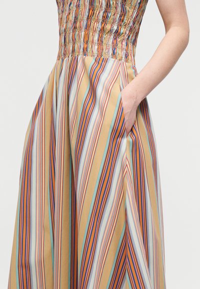 Ριγέ φόρεμα με φουσκωτό μπούστο, που διαθέτει οριζόντιες γραμμές σε μπλε, πορτοκαλί και εκρού, και πλαϊνές τσέπες στη ροή της φούστας.