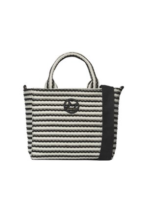 Kleine schwarz-weiß gestreifte Handtasche mit kurzen Griffen, breitem schwarzem Schulterriemen und rundem schwarzem Logoaufnäher vorne.