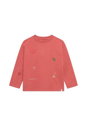 Koraalroze shirt met lange mouwen met kleine geborduurde ontwerpen, waaronder een bloem, een glimlachend gezicht, een hart, een vogel en het woord "FREEDOM".