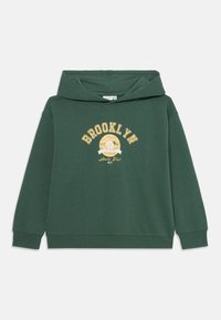 Sweat à capuche vert avec un graphique sur le devant portant "BROOKLYN" en jaune, agrémenté d'un design de ballon de basket rond et de poignets et ourlet côtelés.