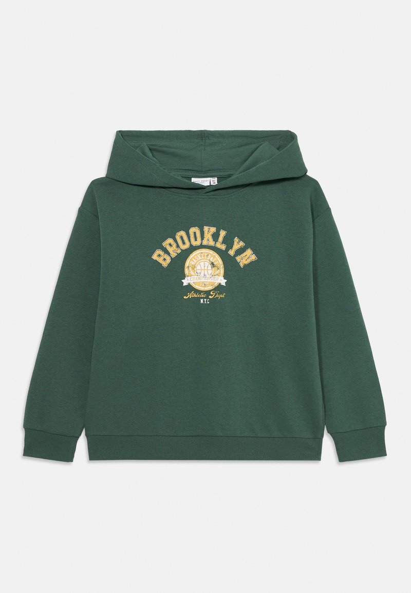 Sweat à capuche vert avec un graphique sur le devant portant "BROOKLYN" en jaune, agrémenté d'un design de ballon de basket rond et de poignets et ourlet côtelés.