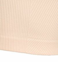 Tejido de rayas beige con texturas verticales y diagonales alternas. Banda elástica y suave en la parte inferior. Sin hardware o acentos visibles.
