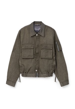 Giacca casual verde oliva con due tasche frontali con patta, tasca con cerniera sulla manica, orlo elastico, chiusura frontale con bottoni e cerniera, e colletto alla coreana.