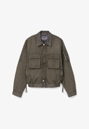 Legere Jacke in Olivgrün mit zwei vorderen Pattentaschen, Reißverschlusstasche am Ärmel, elastischem Saum, Knopf- und Reißverschluss vorne sowie einem umgeschlagenen Kragen.