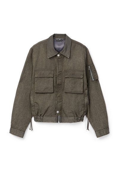 Chaqueta casual de color verde oliva con dos bolsillos frontales con solapa, bolsillo en la manga con cremallera, dobladillo elástico, cierre frontal con botones y cremallera, y cuello ancho.