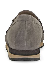 Grijze suede schoen met een ronde achterkant, een contrasterende donkere zool en zichtbare stiksels langs de naad. Kenmerkt zich door een brede band over de bovenkant.