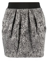 Jupe imprimé serpent noir et blanc avec une large ceinture élastique noire et des plis sur le devant.