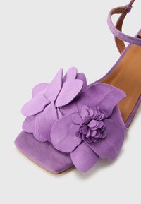 ÁNGEL ALARCÓN Sandales - violet