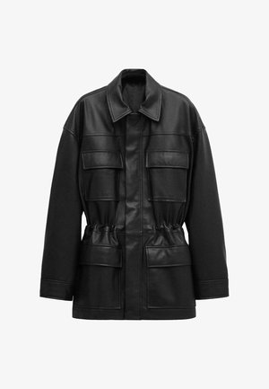 Geacă neagră din piele ecologică cu mâneci lungi, patru buzunare frontale cu clapetă, talie încrețită și guler clasic.