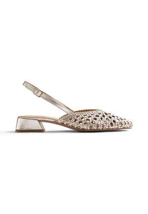 Chaussure à bride arrière à talon bas en or métallique avec tige tissée, bride réglable à boucle, bout pointu et talon carré.