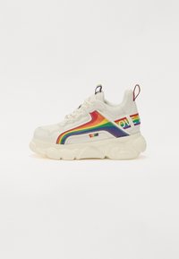 Sneaker con suola bianca chunky, caratterizzata da un design a strisce arcobaleno multicolore e il testo "LOVE" sul lato. Materiale superiore testurizzato.