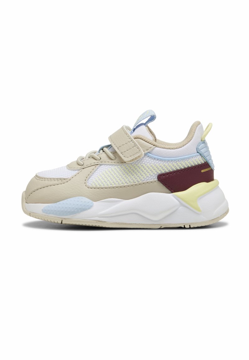 Sneaker beige e blu pallido realizzato con materiali in rete, pelle e gomma. Dotato di una cinghia in Velcro, accenti testurizzati e una suola bianca spessa.