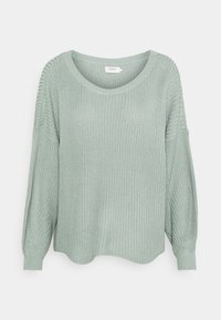 Pull vert clair en maille à manches longues avec encolure ronde et poignets côtelés, coupe légèrement ample, suspendu sur un fond blanc.