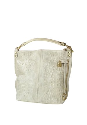 Crèmeachtige leren handtas met structuur, voorzien van een enkele handgreep, gouden beslag, een zijritszakje en een klein decoratief hangslot.