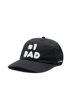Gorra de béisbol negra con bordado texturizado blanco que dice "#1 DAD" y pequeño texto "L.A.B." en el lateral.