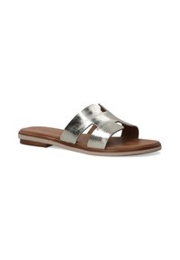 Metallisk sølv slide sandal med to brede remme, åben tå design og en brun tekstureret sål. Flad med minimalistisk hardwaredetalje.