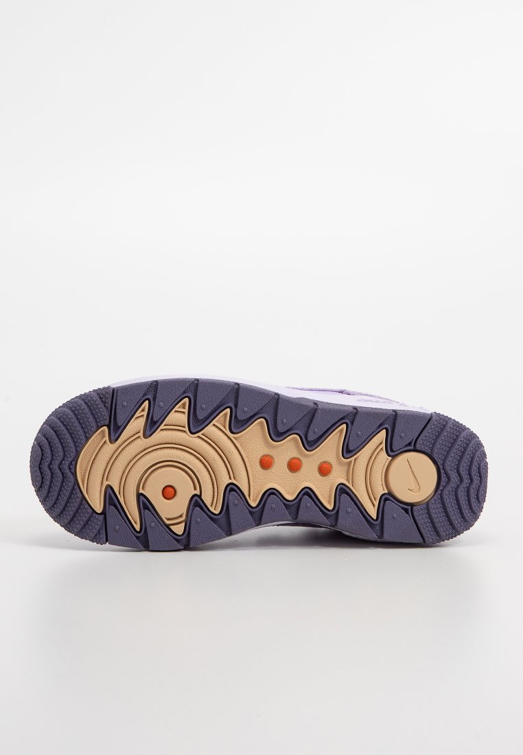 Suela de zapatilla deportiva morada con patrón en zigzag, con acentos naranjas y una superficie de goma texturizada para un mejor grip y soporte.
