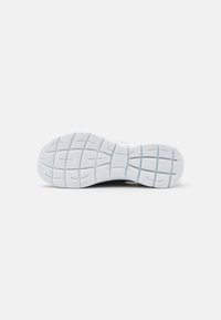 Schuhsohle mit einer strukturierten weißen Gumm Oberfläche, die ein Rautenmuster für Griffigkeit aufweist, glatte Kanten und eine abgerundete Ferse hat.