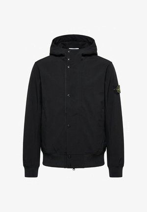 Giacca nera con cappuccio, chiusura frontale con bottoni a pressione, polsini e orlo a costine, e una toppa con logo sulla manica sinistra.