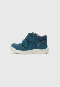 Türkise Lederstiefelette mit weißer Gummisohle, Klettverschluss-Riemen und strukturierten marineblauen Stoffakzenten. Enthält Nähte und seitliches Logo.