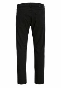 Pantalones vaqueros de mezclilla negra con corte recto, con cintura estándar, dos bolsillos traseros y costuras simples. Textura suave.