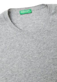 Světle šedý svetr se širokým výstřihem vyrobený z měkké pleteniny, s zelenou štítkem uvnitř límce s nápisem "United Colors of Benetton".