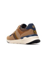 Zapatillas de deporte con cordones, confeccionadas con una mezcla de gamuza beige y cuero marrón, con un acento azul en el talón y una suela blanca acolchada.