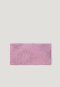 Diadema de punto acanalado rosa doblada sobre un fondo blanco.