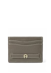 Portafoglio porta carte in pelle grigia texturizzata con tre fessure per le carte, cuciture bianche e un piccolo logo in metallo dorato su una fascia orizzontale.