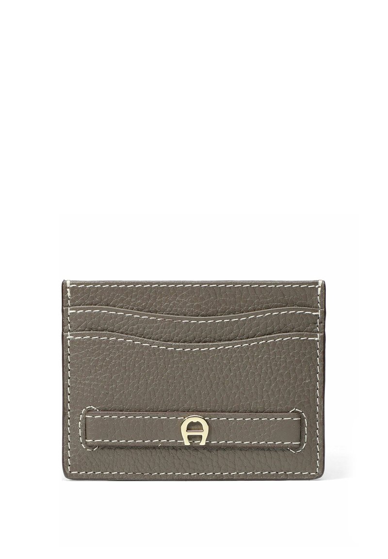 Portafoglio porta carte in pelle grigia texturizzata con tre fessure per le carte, cuciture bianche e un piccolo logo in metallo dorato su una fascia orizzontale.
