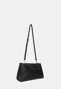 Borsa a tracolla in pelle nera con motivo geometrico, doppi manici, tracolla regolabile, dettagli in metallo dorato e chiusura con zip nella parte superiore.