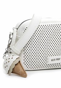 Sac en cuir perforé blanc avec fermeture éclair, équipé d'un charme de cône de glace amovible. Comprend une bandoulière réglable et un détail de logo.
