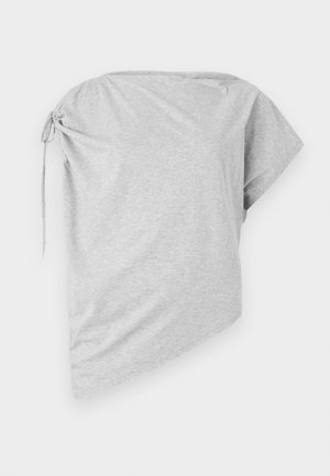 T-shirt grigia asimmetrica in morbido tessuto, caratterizzata da un accento annodato su un lato e un ampio scollo, con maniche corte e una vestibilità comoda.