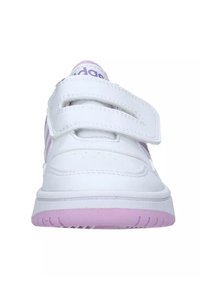 Scarpa sportiva bianca con due cinturini in velcro, dettagli di colore viola chiaro, materiale sintetico liscio, forma arrotondata e suola in gomma testurizzata.