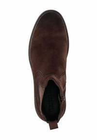Bottine en suède marron avec un bout arrondi, des panneaux latéraux élastiques et une fermeture éclair, présentant des coutures discrètes et une languette de tirage en boucle.