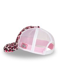 Gorra de estampado de leopardo rosa con parte trasera de malla, correa ajustable y etiqueta rosa en el lado. Presenta un visor curvado y tela ligera.