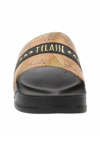 Infradito con design stampato di mappa in tono beige, dotati di una fascia nera con testo impresso e accenti dorati, e una suola nera testurizzata.