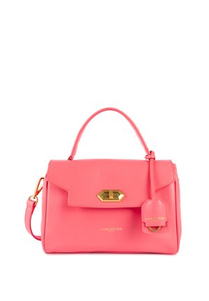 Sac à main en cuir rose au design structuré, avec une poignée supérieure, quincaillerie dorée et une étiquette amovible pour plus de détails.