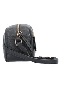 Svart texturerad konstläder crossbody-väska med en gyllene dragkedja. Har en avtagbar rem och en liten taggdetalj. Rektangulär form.