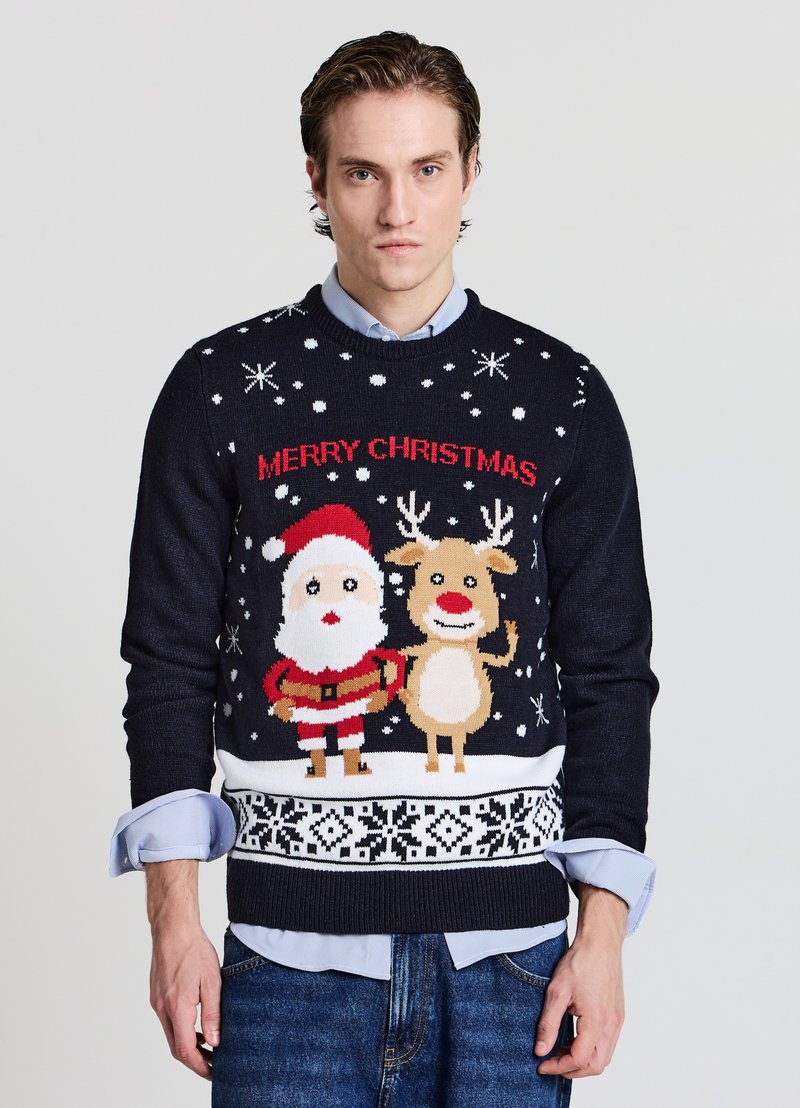 Marineblauer Strickpullover mit einem Motiv von Santa Claus und Rentier sowie dem Schriftzug „FROHE WEIHNACHTEN“. Schneeflocken und ein gemustertes unteres Bündchen.