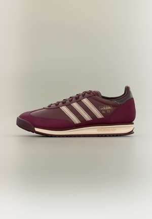 Baskets Adidas SL 72 bordeaux avec bandes et semelle crème, design bas et semelle texturée pour un usage décontracté.