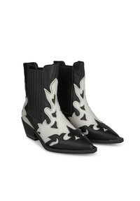 Bottines noires et blanches à bout pointu, confectionnées en cuir lisse. Dotées de découpes en forme de flammes et de panneaux côtelés pour une texture supplémentaire.