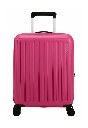 Valigia rigida rosa con texture rigata verticale, manico estraibile nero e quattro ruote girevoli per la mobilità. Chiusura con zip.