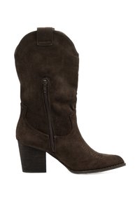 Botín de ante marrón con puntera puntiaguda, cremallera lateral y tacón grueso. Presenta detalles de costuras y una parte superior ligeramente curvada.