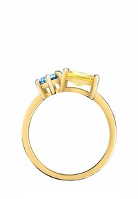 Anello d'oro con tre gemme: una pietra ovale blu, una pietra rettangolare gialla e una pietra blu più piccola, con una finitura liscia.