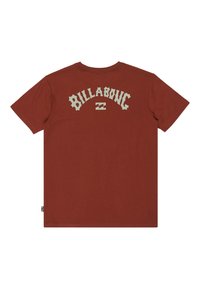 Rdzawy T-shirt z krótkimi rękawami, z dużym kremowym logo "BILLABONG" łukiem na plecach. Wykonany z bawełny o gładkiej fakturze.
